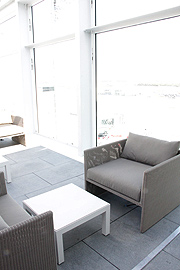 Terrasse mit Blickaufs Vorfeld in der First Class Lounge (©Foto. Marikka-Laila Maisel)